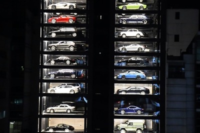 Singapore's First Luxury Car Vending Machine - Don't Try to Shake If Stuck