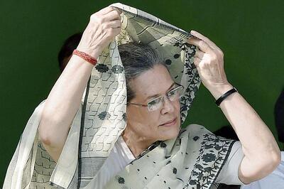 Be Active, Aggressive and Hold the Govt Accountable: Sonia to Congress MPs