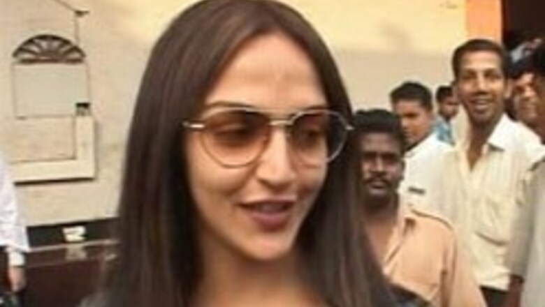 Women directors excite Esha Deol