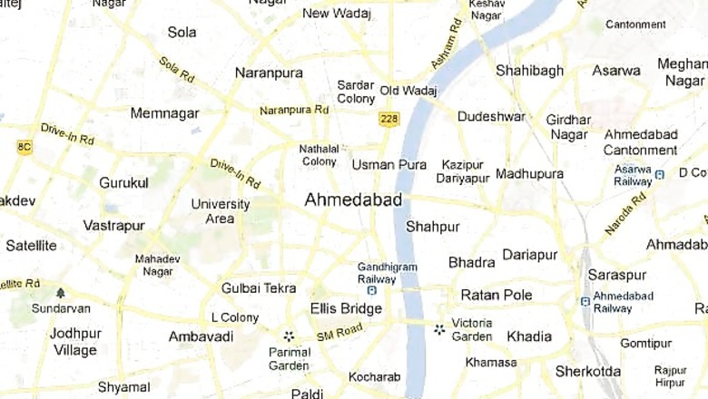 Gujarat policeman caught dancing with bar girl, suspended