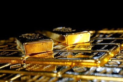 Gold Rises on Weaker Dollar, US Stimulus Hopes of Further Fiscal Stimulus