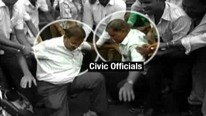 Watch Angry Locals From a Karnataka Town Push Two Engineers Into a Pothole