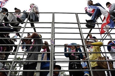 Thailand: Explosion, gunfire ring out near anti-government protest site