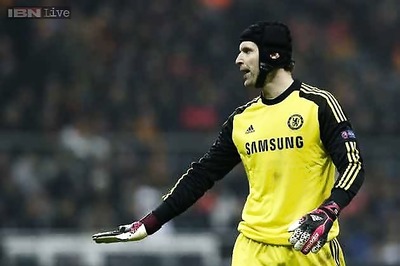 Arsenal awaiting decision on Chelsea keeper Petr Cech