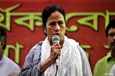 Mamata woos YSR Congress, calls Jagan Reddy's mother to seek support for a federal front