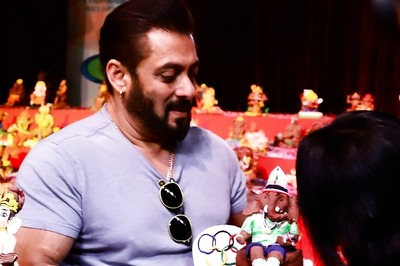 Salman Khan Makes a Special Wish To Lord Ganesha, Whispers a Prayer In His Ear in New Video; Watch