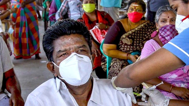 Covid Norms Go for a Toss as Hundreds Queue Up Outside Vaccination Center in Mumbai's Dharavi