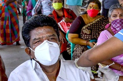 Covid Norms Go for a Toss as Hundreds Queue Up Outside Vaccination Center in Mumbai's Dharavi