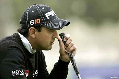 Kapur moves up in Alstom Open, Jeev makes cut