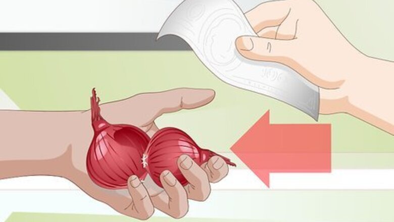 How to Use an Onion to Deodorize a Cat Litter Box