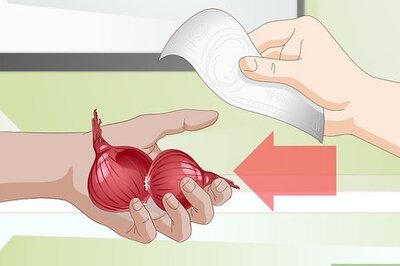 How to Use an Onion to Deodorize a Cat Litter Box