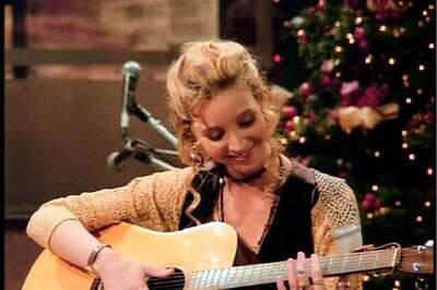 Lisa Kudrow aka Phoebe Buffay Reveals She Hasn't Watched All 'Friends' Episodes