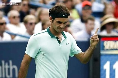 US Open 2014: Roger Federer roars into fourth round after rain delay