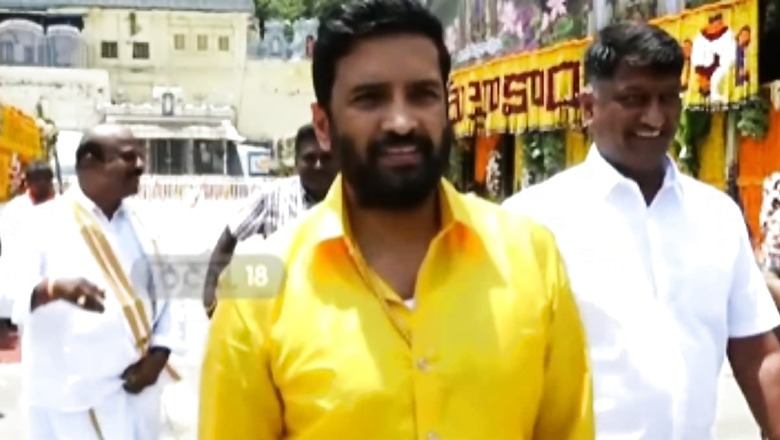 Comedian Santhanam Visits Tirumala Tirupati Devasthanams Temple