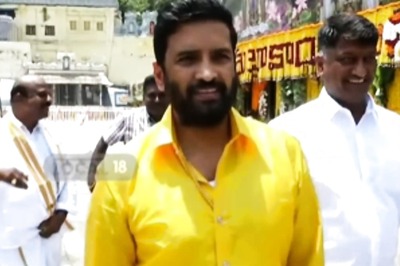 Comedian Santhanam Visits Tirumala Tirupati Devasthanams Temple