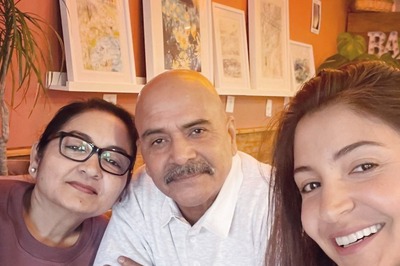 Anushka Sharma Enjoys 'Breakfast Date' With Parents In England, Virat Kohli Drops a Heart