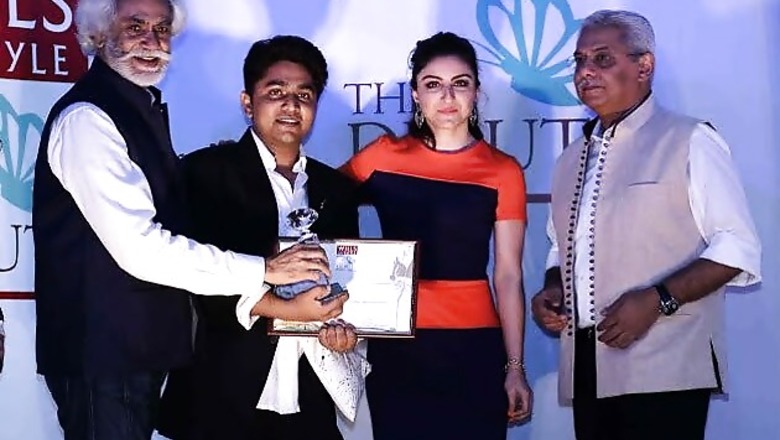 Soha Ali Khan felicitates debutant fashion designer at WIFW