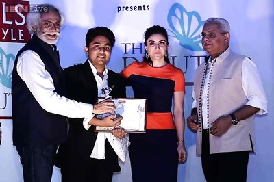 Soha Ali Khan felicitates debutant fashion designer at WIFW