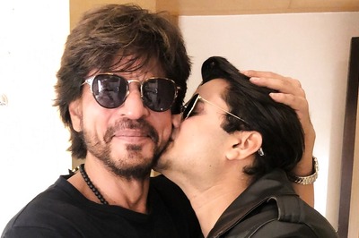 Shah Rukh Khan's Fan Kisses Him on the Cheeks as Pathaan Star Meets Him at 2am, Netizens Impressed