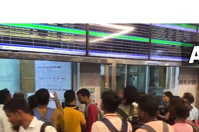 Huge Crowd Witnessed at Railway Station, Bus Depot As Candidates Return Home from UP PET Exam Centres