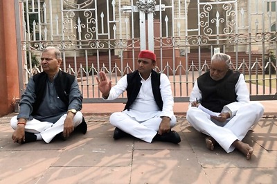 'A Black Day': Akhilesh Yadav Sits on Dharna Outside UP Assembly After Death of Unnao Rape Victim