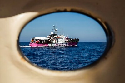 Migrants Overwhelm Italian Island; Islanders Launch Protest