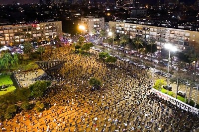 Thousands Protest Against Netanyahu-Gantz Coalition Deal at Israel's Tel Aviv