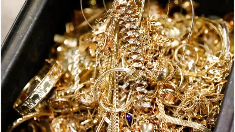 Gold Price Today Dips Marginally; Silver Also Slumps. Experts Say Buy on Dips