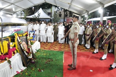 Puneeth Rajkumar Death: Last Rites Performed with Full State Honours, Fans Bid a Final Farewell