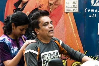 26 Years of DDLJ: Sarika and Swanand Kirkire's Short Film Pays Tribute to Shah Rukh Khan Classic