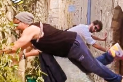 Shahid Kapoor, Ishaan Khatter and Kunal Kemmu Try This New Pose for Camera in Europe; Check Hilarious Result