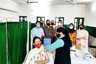 Kangana Ranaut Shares Pics of Parents Getting Covid Vax, Says 'Waiting for My Turn'