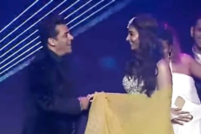 Pooja Hegde Suffers Wardrobe Malfunction While Dancing With Salman Khan. See Her Manage It Gracefully