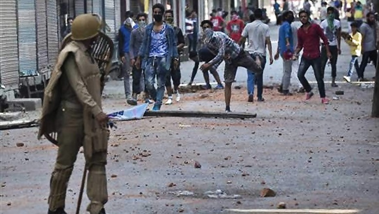 Pakistan Summons Indian Envoy Over Situation in Kashmir