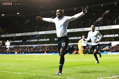 Defoe begins farewell in style as Spurs beat Crystal Palace 2-0