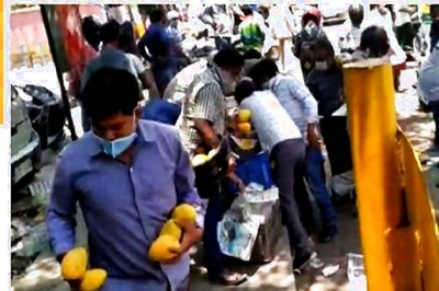 Crowd in Delhi Loots Mangoes Worth Rs 30,000 From Unattended Cart