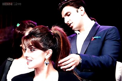 Snapshot: Ranveer Singh turns hairdresser for 'Gunday' co-star Priyanka Chopra on the sets of 'IGT'