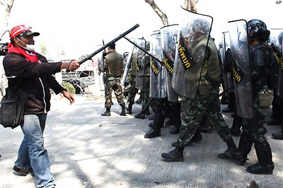 Thai protesters break into satellite station