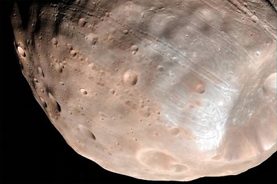 Mars' moon Phobos is slowly falling apart