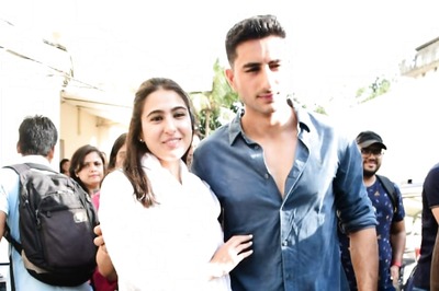 Ibrahim Ali Khan Loses His Cool As He Gets Pushed Outside Theatre, Irritatingly Says 'Give Me Space'
