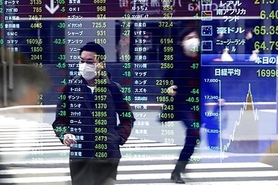 Asian Stocks Slip After Wall Street Selloff Dents Tech Rally