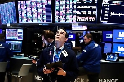 Wall Street ekes out gains as tech stocks eclipse data gloom