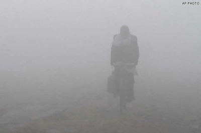 Delhi shivers at 2.6 degrees, fog hits 60 trains