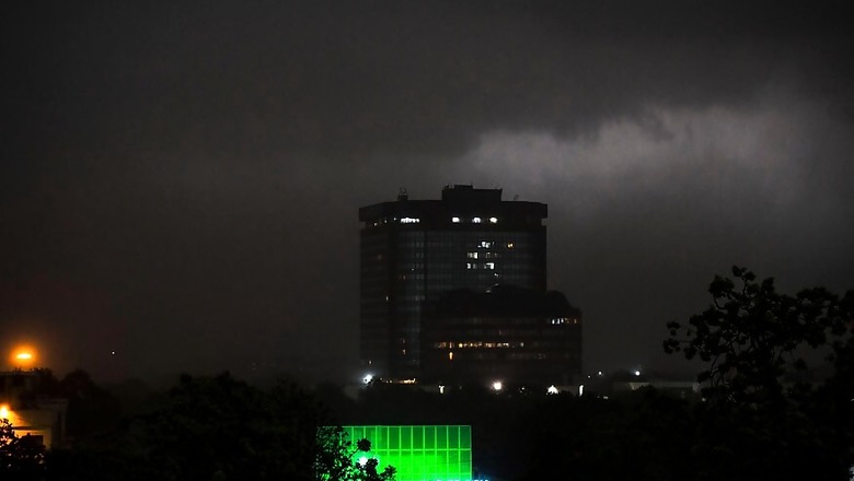 Delhi-NCR Plunges Into Darkness as Dust Storm Hits City; 27 Flights, Metro Affected