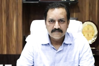 MP Assistant Tehsildar Faints During Meeting With Tikamgarh DM