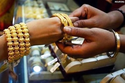 Gold crosses Rs 32,000 mark for the first time