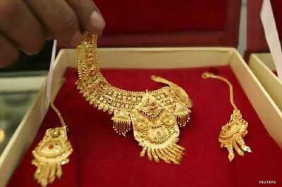 Gold hits new high of Rs 32,450 on global cues
