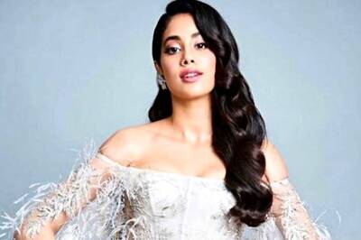 As Janhvi Kapoor Turns 22, Wishes Pour in for the Dhadak Girl