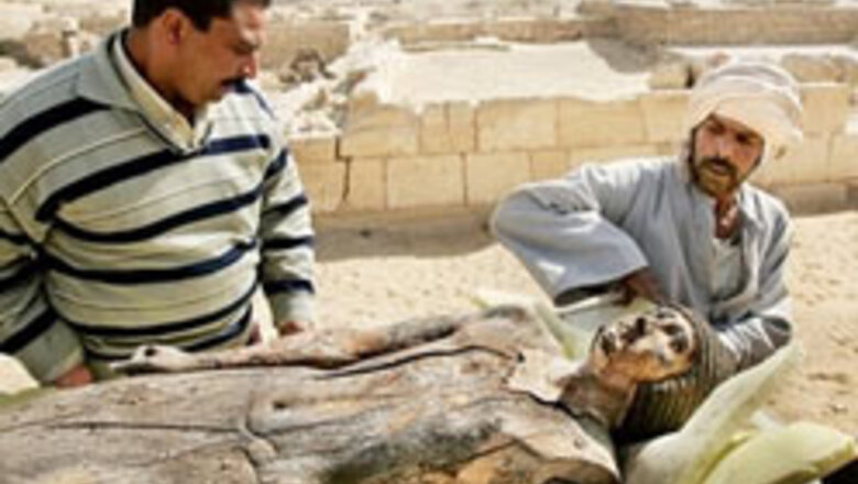 Archaeologists unveil new tombs in Egypt