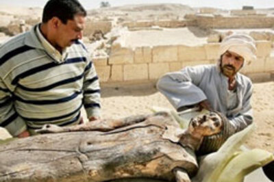 Archaeologists unveil new tombs in Egypt